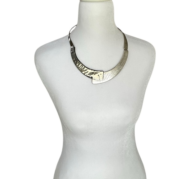 CHICOS OUT OF STOCK Hammered Etched Silver Toned Collar Necklace. - Picture 2 of 8